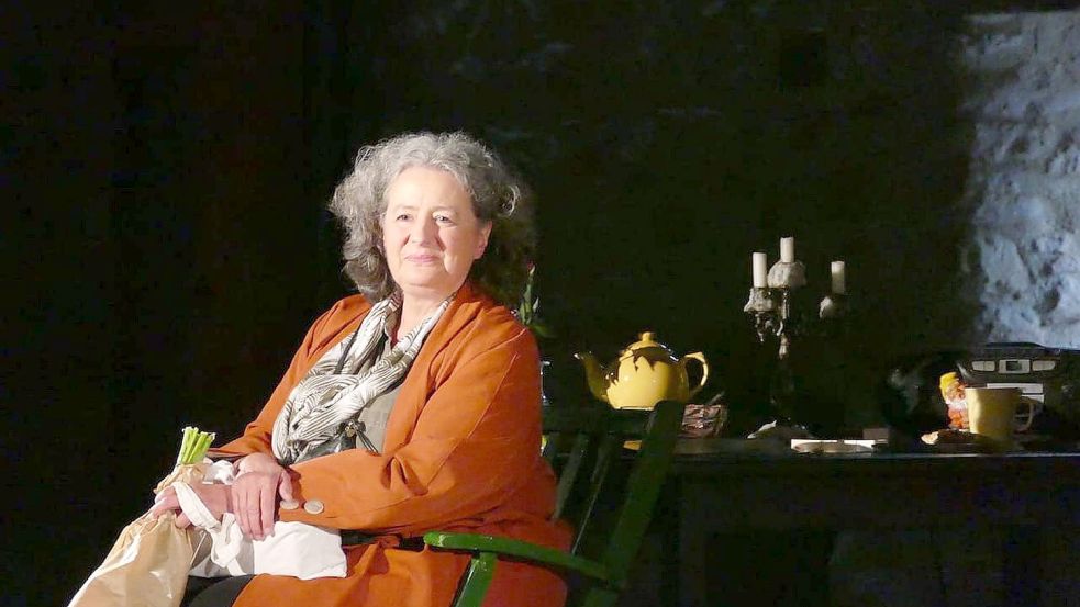 Gisela Nohl spielte in der Kreisvolkshochschule in der vergangenen Woche die Rolle der Mutter und der Tochter. Foto: Kreisvolkshochschule Aurich