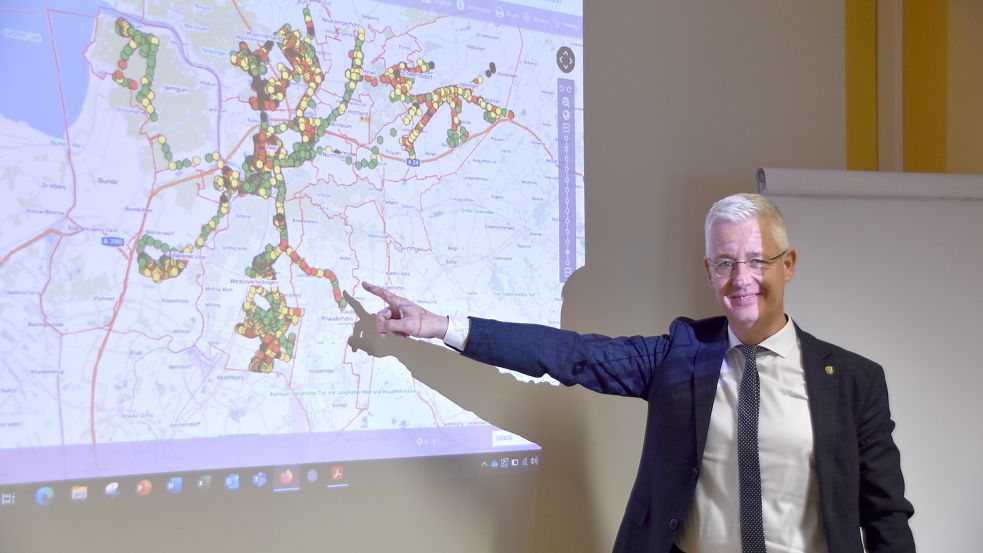 Landrat Matthias Groote zeigt auf einer Karte mit ersten Messergebnissen die Strecke zwischen Folmhusen und Collinghorst, auf der er regelmäßig nicht mehr telefonieren kann. Foto: Wehry