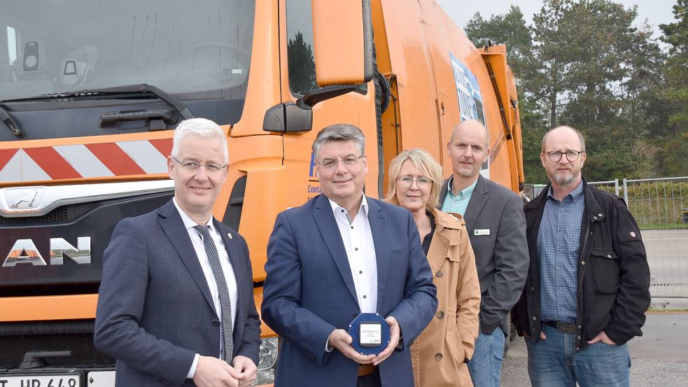 Freuen sich über den Projektauftakt: Landrat Matthias Groote (von links), Frédéric Dildei von der STF Gruppe, Andrea Sope und Markus Gewinn vom Amt für Digitalisierung und Wirtschaft sowie Ingo Helmers, Geschäftsführer der H. Bohmann-Gruppe. Foto: Wehry