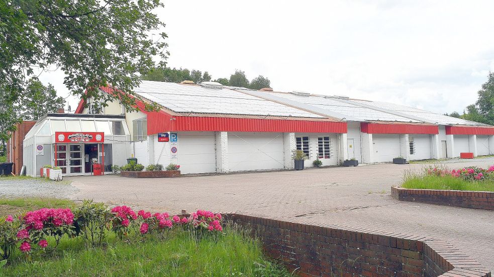 An der Adresse der Wiesmoorer Soccerhalle hatte nicht nur die Firma ihren Sitz, wegen der Christian Rademacher-Jelten nun vor Gericht steht. Sondern auch weitere Firmen, die aus anderen Gründen im Fokus der Ermittler stehen. Foto: Gerd-Arnold Ubben