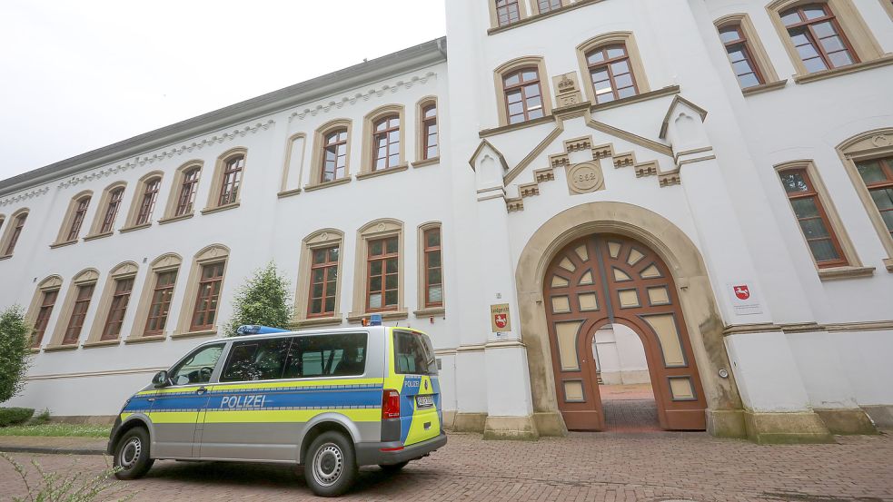 Das Landgericht Aurich befasst sich mit der Berufung des Wiesmoorer Unternehmers, der jeweils aus der Untersuchungshaft in das Gerichtsgebäude gebracht wird. Foto: Romuald Banik