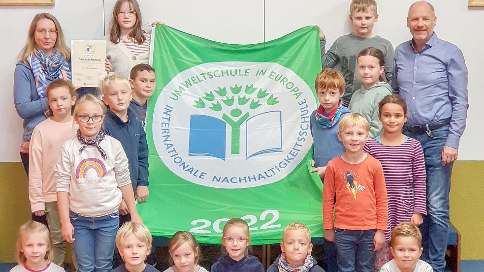 Grundschüler und Lehrer mit der Fahne. Foto: privat