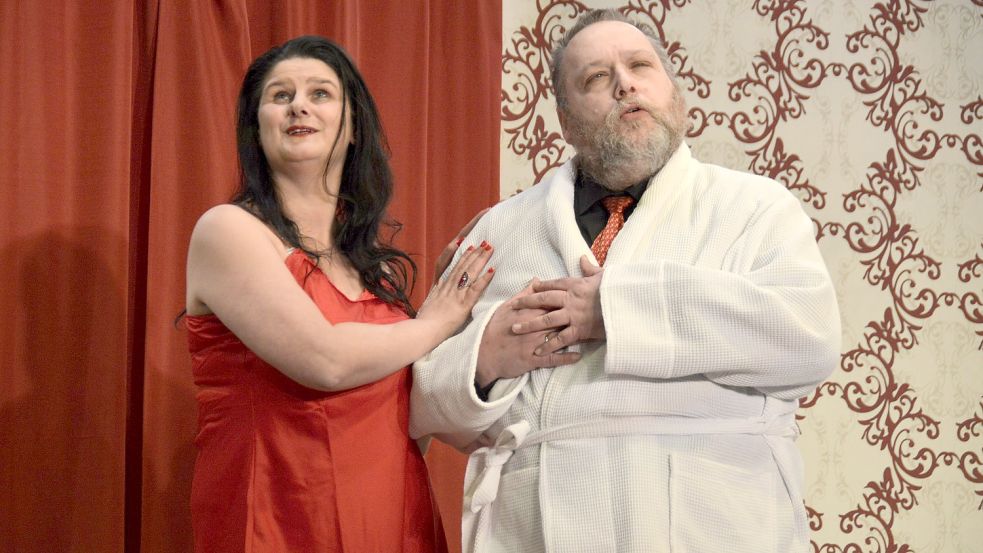 Focko Janssen (hier 2018 mit Bühnenpartnerin Heike Redenius in dem Stück „Allens ut de Rieg“) ist neuer Vorsitzender Freesenspölers. Foto: Gerd-D. Gauger