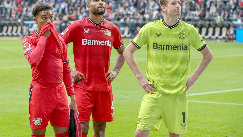 Bedient: Leverkusens Amine Adli, Jonathan Tah und Lukas Hradecky nach der jüngsten Pleite in Frankfurt. Foto: imago/osnapix