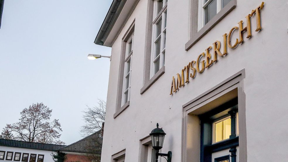 Die Norderneyer standen am Dienstag vor dem Amtsgericht in Aurich. Foto: Romuald Banik
