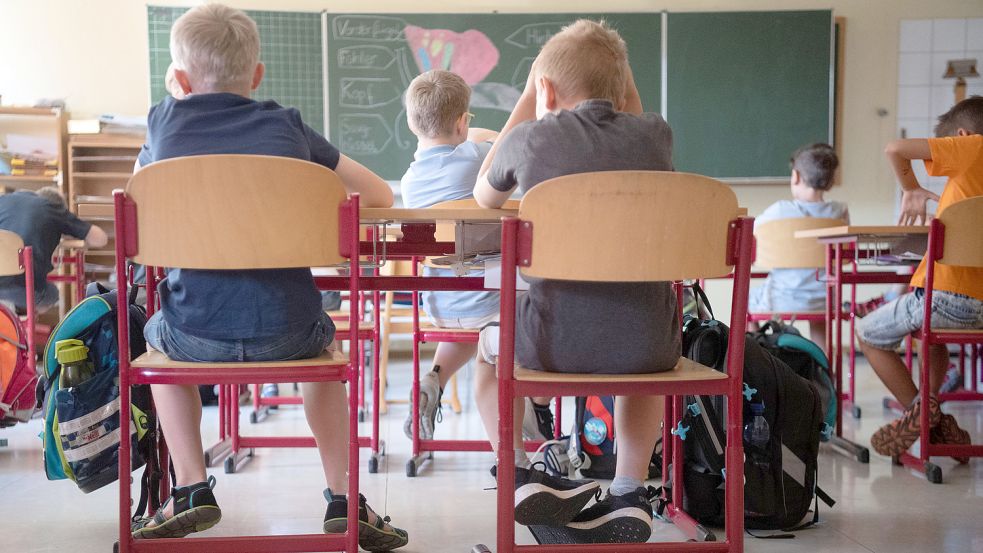 Grundschüler sitzen in einem Klassenraum. Foto: DPA