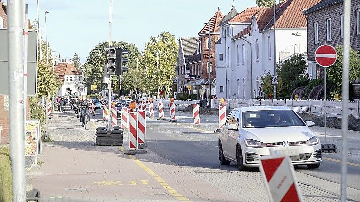 Der südliche Teil der Straße stadtauswärts ist so weit vorbereitet, dass jetzt schweres Gerät anrücken kann. Foto: Romuald Banik