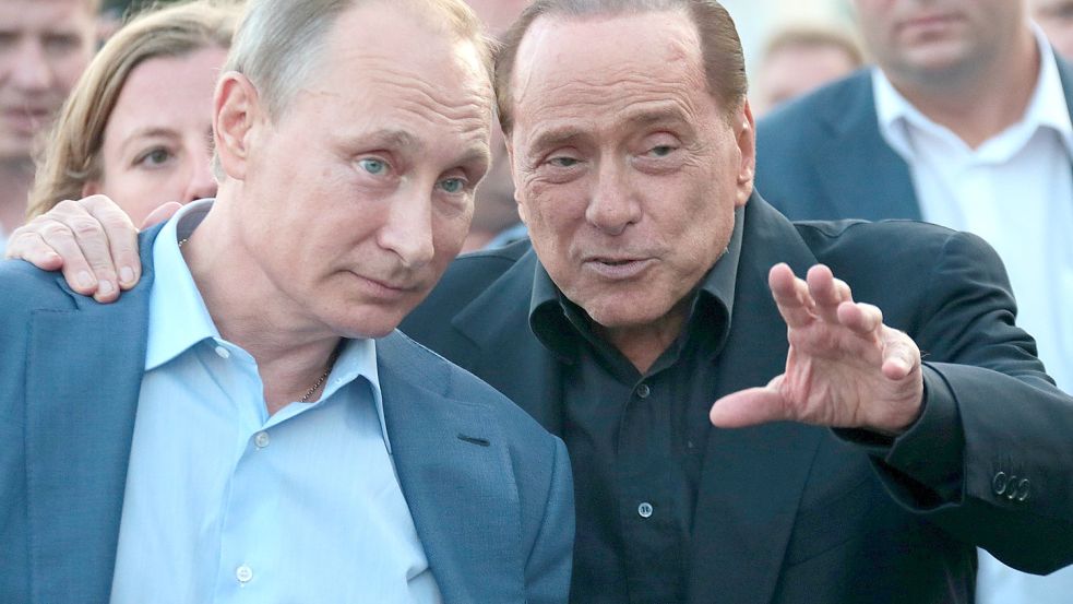 Silvio Berlusconi (rechts) beteuert in einer Audioaufnahme seine Freundschaft zu Wladimir Putin. Foto: imago images/ITAR-TASS