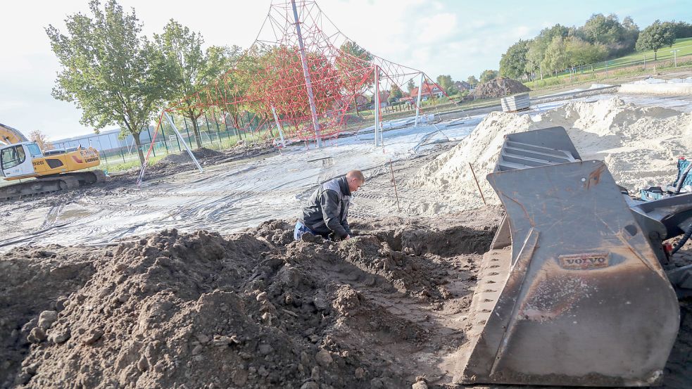 Die Arbeiten für den neuen Spielplatz am Ihler Meer laufen: Ein Klettergerüst steht bereits. Foto: Romuald Banik