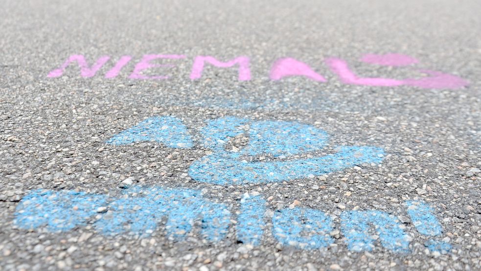„Niemals AfD wählen“ steht auf einem Radweg an der B 210 in Moordorf vor einem Autohandel. Fotos: Franziska Otto