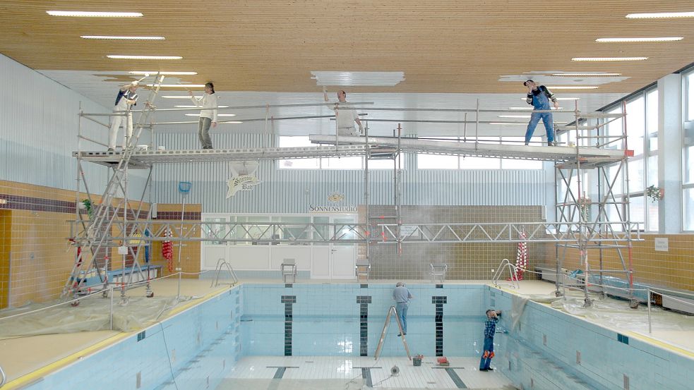 Baustelle Störtebeker-Bad: So wie hier bei einer früheren Maßnahme könnte es schon bald wieder in der Marienhafer Schwimmhalle aussehen. Foto: Thomas Dirks