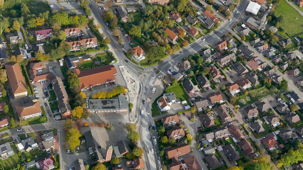 Wo die Wallinghausener Straße (oben links) von der Fockenbollwerkstraße abzweigt, soll ein Kreisel gebaut werden. Foto: Bernd Heiken