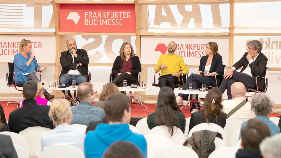 Moderatorin Doris Akrap (l-r), Omid Nouripour, Bundesvorsitzender von Bündnis 90/Die Grünen, Cinur Ghaderi, Professorin an der EvH Bochum, Behzad Karim Khani, iranischer Journalist und Schriftsteller, Natalie Amiri, iranisch-deutsche Journalistin und Fernsehmoderatorin, und Deniz Yücel, Journalist und Sprecher des PEN Berlin, nehmen auf der Frankfurter Buchmesse an dem Panel «Iran – wo lang? Der Aufstand gegen das Mullah-Regime und was der Rest der Welt tun kann» teil. Foto: dpa