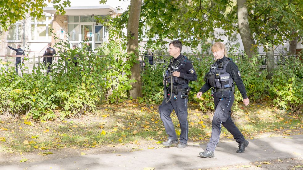 Wegen eines möglichen Amok-Laufs riegelte die Polizei die Schweriner Berufsschule für Gesundheit ab. Foto: Marco Dittmer