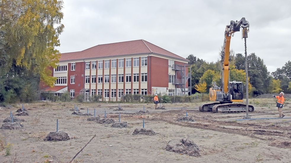Nahe der IGS (im Hintergrund) suchten Spezialisten auf dem früheren Toom-Gelände in Marienhafe nach Blindgängern aus dem Weltkrieg. Foto: Thomas Dirks