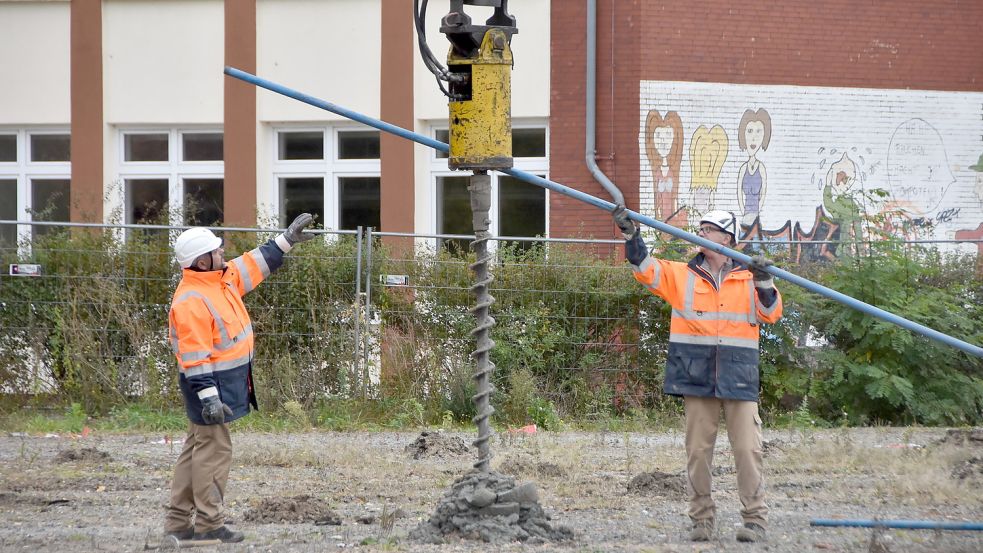 Die Fachleute bereiten die Einführung einer Sonde in das Bohrloch vor. Foto: Thomas Dirks