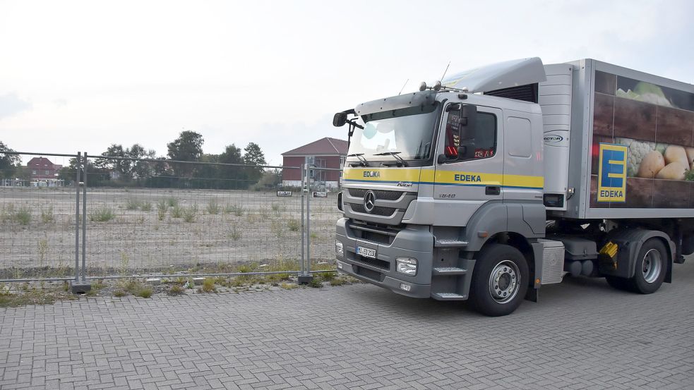 Ein Lastwagen der Edeka parkt an der Fläche nahe der IGS (im Hintergrund) in der Marienhafer Rosenstraße, auf der bis 2023 das neue E-Center entstehen soll. Foto: Thomas Dirks