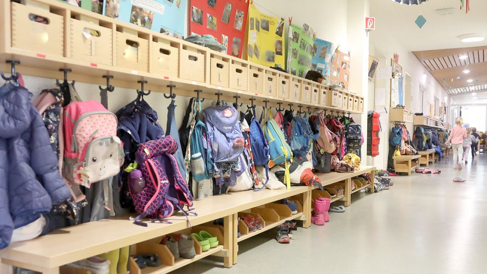 An einer Garderobe der Auricher Kindertagesstätte Upstalsboom hängt Kinderkleidung. Foto: Romuald Banik