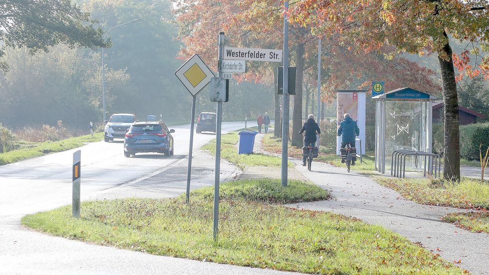 Wegen der Radwegsanierung wird die Kirchdorfer Straße zwischen der Brücke über den Ems-Jade-Kanal und dem Ihlower Wald voll gesperrt. Foto: Romuald Banik
