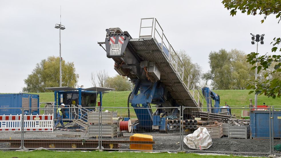 Mit speziellen Maschinen sind die beiden Bohrungen unter die Ems lang vorgenommen worden. Foto: Ammermann