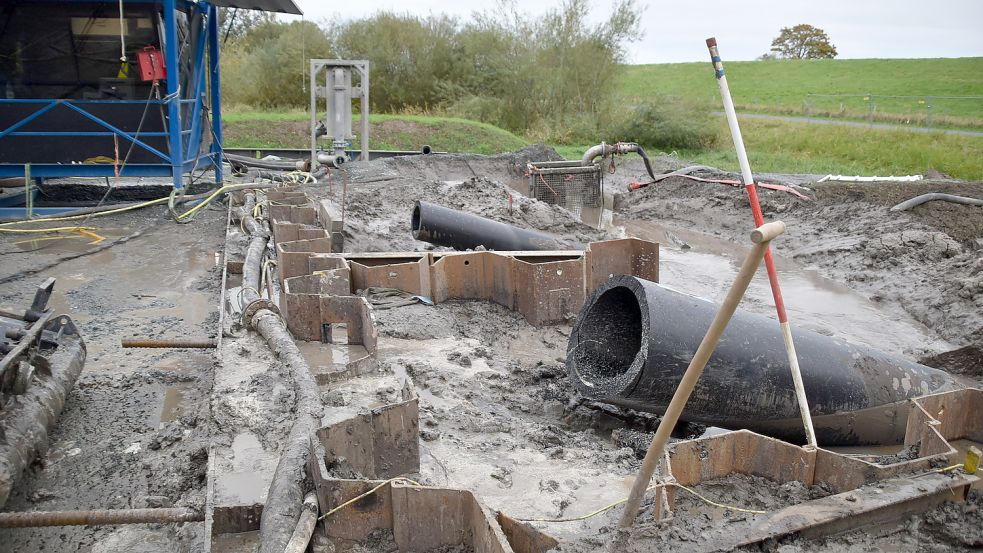 Direkt am Deich bei der geplanten neuen Friesenbrücke bei Weener sind zwei horizontale Bohrungen unter der Ems durchgeführt worden. Foto: Ammermann