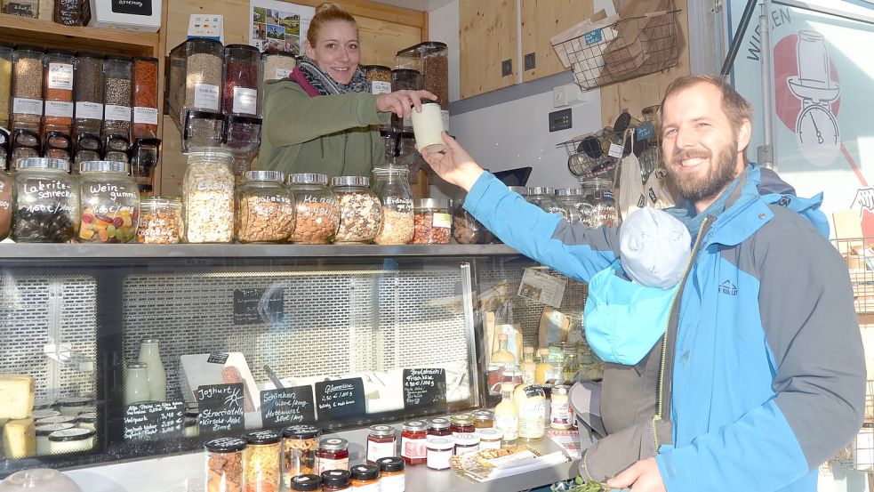 Michel Kopiske aus Aurich kaufte am Sonnabend zum ersten Mal am Unverpackt-Stand ein. Foto: Neelke Harms