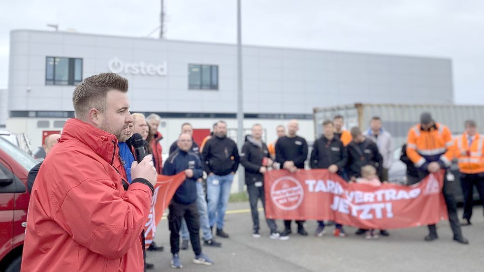 Gewerkschafter übergaben vor dem Ørsted-Gebäude im Norddeicher Hafen Forderungen. Foto: IG Metall