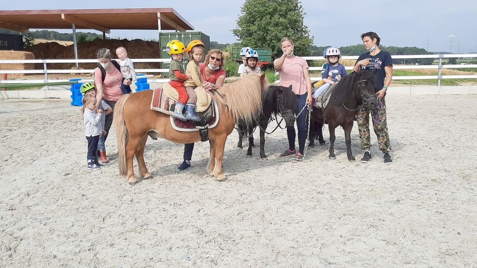 Kinder und Betreuungskräfte der „Harderbärchen“ aur dem Reiterhof Spiegelburg. Foto: Inge Reinkemeyer