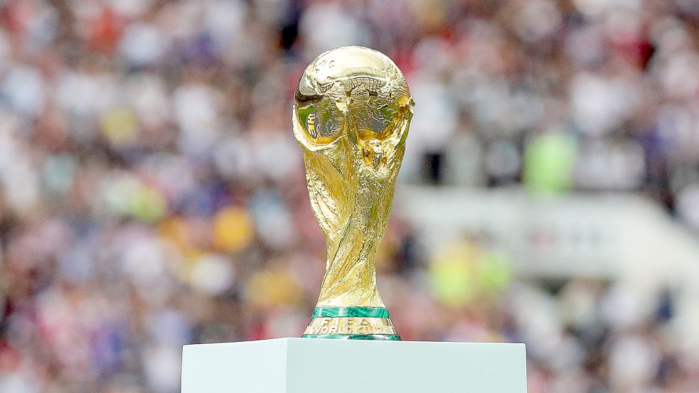 Der WM-Pokal geht an den Sieger des Endspiels, das am 18. Dezember ausgespielt wird. Dann dürfte auch der Gewinner des ON-Gewinnspiels Welt-Trainer feststehen. Er darf sich über den Hauptpreis, ein Hyundai i10 im Wert von 14 990 Euro der Firma Janssen Automobile, freuen. Foto: DPA