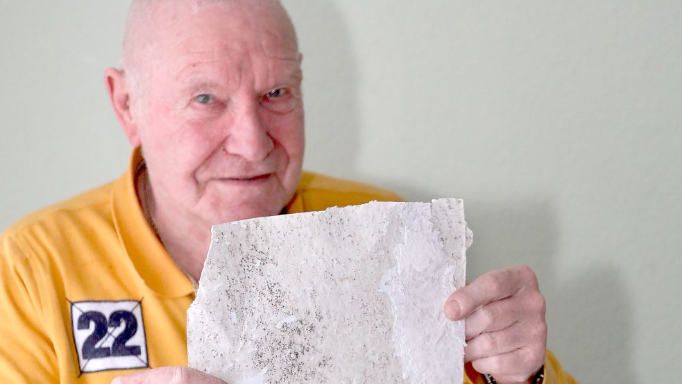 Herbert Fath hat die Tapete in seiner Wohnung gelöst und dahinter schwarze Flecken gefunden. Foto: Romuald Banik