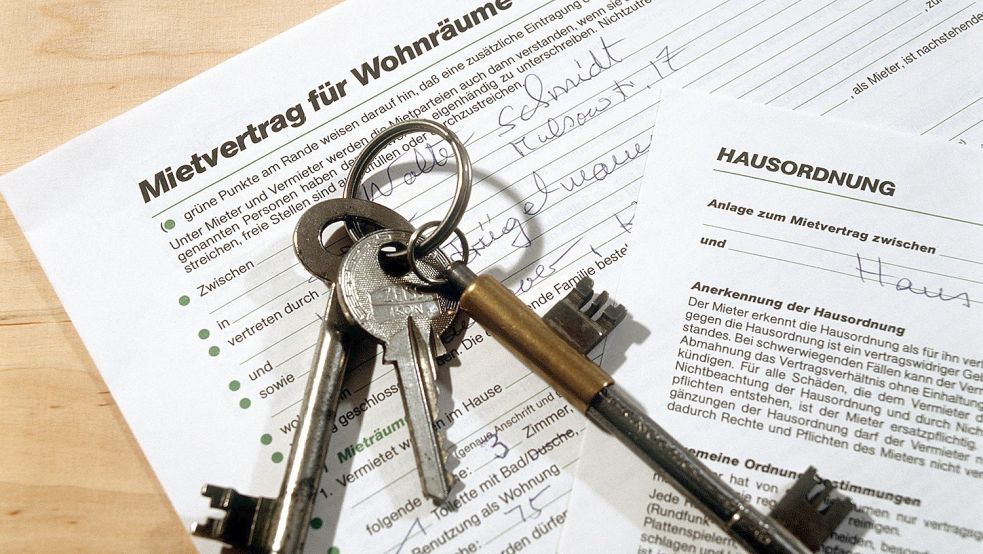 Nachdem er einen Mietvertrag, ähnlich wie in diesem Symbolbild, beim Jobcenter eingereicht hatte, bezog der Beschuldigte Leistungen, die ihm gar nicht mehr zustanden. Nun wurde er verurteilt. Foto: Dieter Assmann/DPA