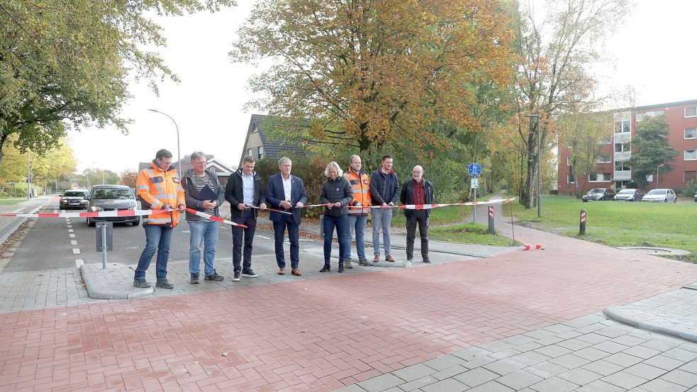 Der Ostfrieslandwanderweg hat nun Vorfahrt vor dem Verkehr auf der Popenser Straße. Diese Stelle hatten sich die Vertreter aus dem Rathaus und von der Baufirma ausgesucht, um symbolisch die Straße freizugeben. Foto: Romuald Banik
