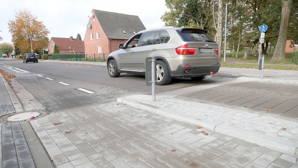 Im Bereich der Querung des Ostfrieslandwanderweges wird der Autoverkehr durch Rampen runtergebremst. Foto: Romuald Banik