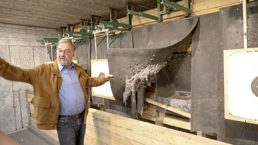 Die Kugelfänge müssen zum Teil erneuert werden, wie Burkhard Siepermann vom ASV-Vorstand zeigt. Foto: Romuald Banik