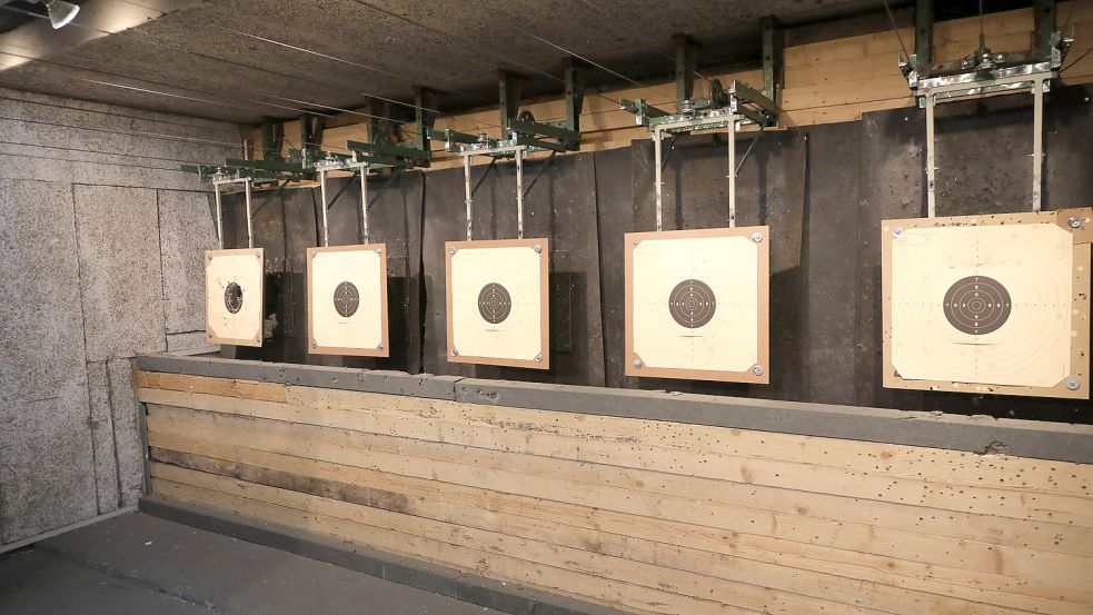Die Scheiben für die Pistolenschützen werden noch per Seilzug bedient. Foto: Romuald Banik