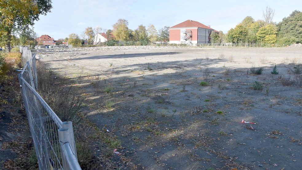 Auf dieser Fläche nahe der IGS (im Hintergrund) an der Marienhafer Rosenstraße sollen ein Edeka-Center und ein Rossmann-Drogeriemarkt entstehen. Foto: Thomas Dirks