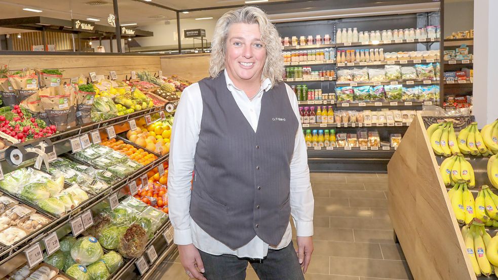 Besonders stolz ist die Ihlower Combi-Marktleiterin Gisela Frühling auf das neue Sortiment mit der erweiterten Obst- und Gemüseabteilung. Foto: Romuald Banik