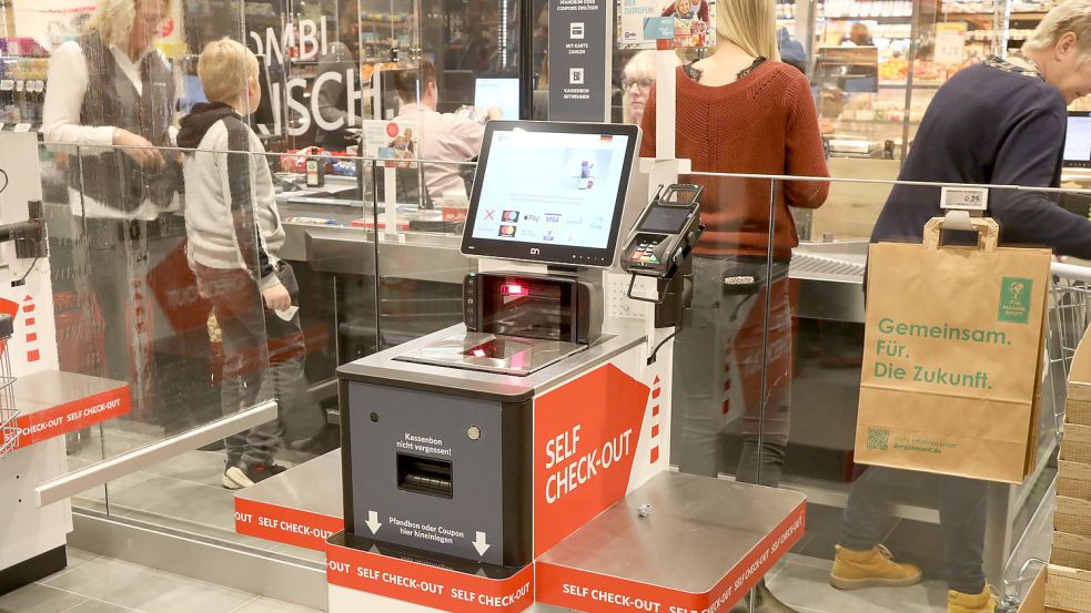 Solche Selbstbedienungskassen gibt es im neuen Combi. Foto: Romuald Banik