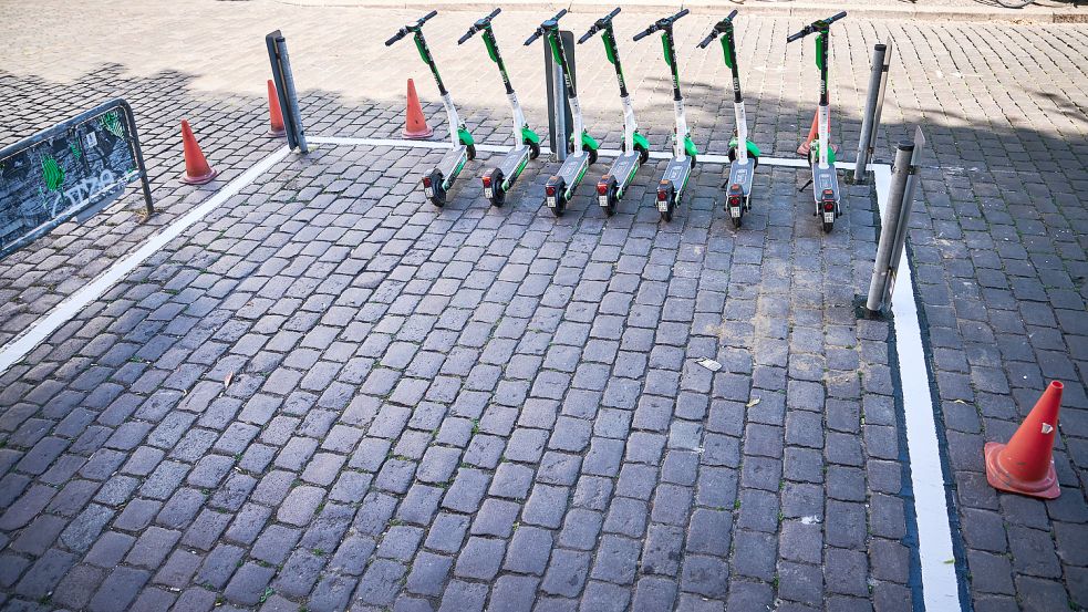 In vielen Großstädten wie in Berlin gibt es solche Parkzonen für E-Scooter. Drumherum besteht ein Abstellverbot. Foto: dpa/Annette Riedl