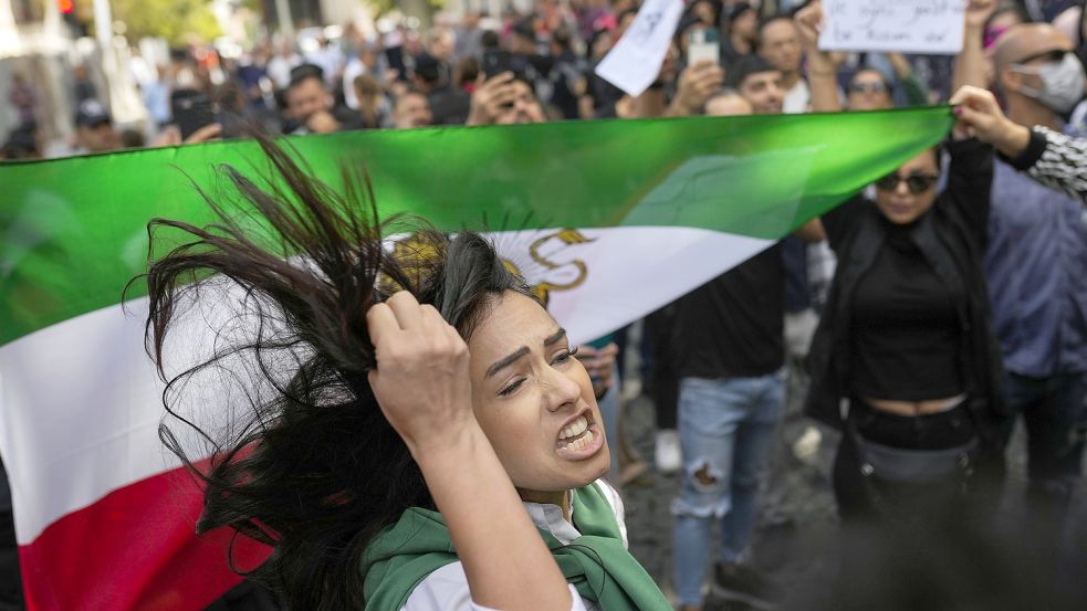 Nach der Festnahme der Iranerin Mahsa Amini durch die Sitten- und Religionspolizei regen sich weltweit Proteste. Das Bild zeigt eine Demonstration vor der iranischen Botschaft in Istanbul. Foto: dpa/AP/Francisco Seco