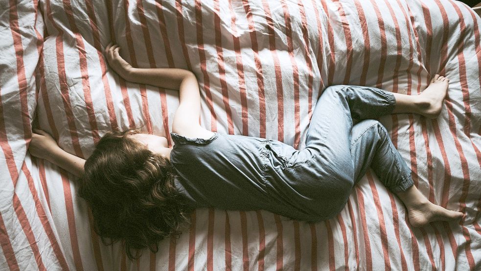 Das Kind kann wegen der Zeitumstellung nicht schlafen? Fünf Dinge können helfen! Foto: Annie Spratt / Unsplash