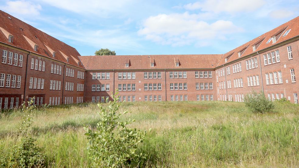 Nahe dem ehemaligen Divisonsgebäude auf dem Auricher Kasernengelände soll das Flüchtlings-Containerdorf entstehen. Foto: Romuald Banik
