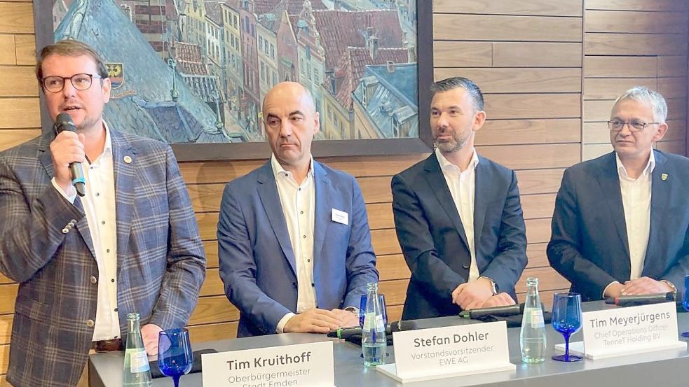 Emder Oberbürgermeister Tim Kruithoff (von links), EWE-Chef Stefan Dohler, Tennet-Vorstand Tim Meyerjürgens und der Auricher Landrat Olaf Meinen. Foto: Aiko Recke