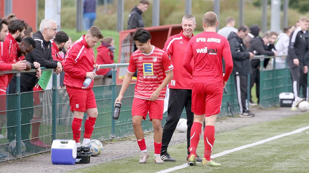 Nach zuletzt 13 Punkten aus sechs Spielen können die Auricher (Zweiter von rechts Trainer Uwe Groothuis) wieder lachen.Foto: Wilfried Gronewold