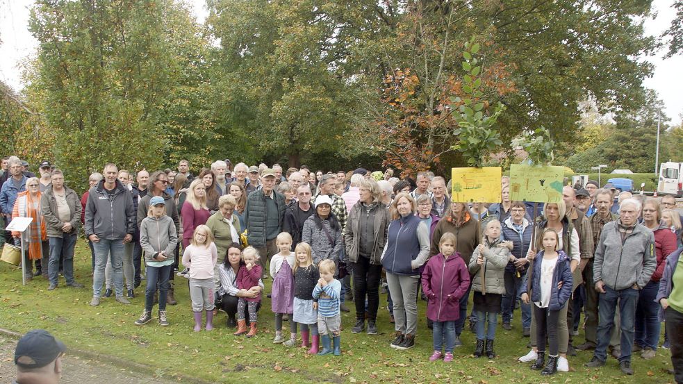 Zahlreiche Menschen versammelten sich in Wiegboldsbur, um gegen den Kahlschlag in den benachbarten Meeden zu demonstrieren. Foto: Holger Janssen