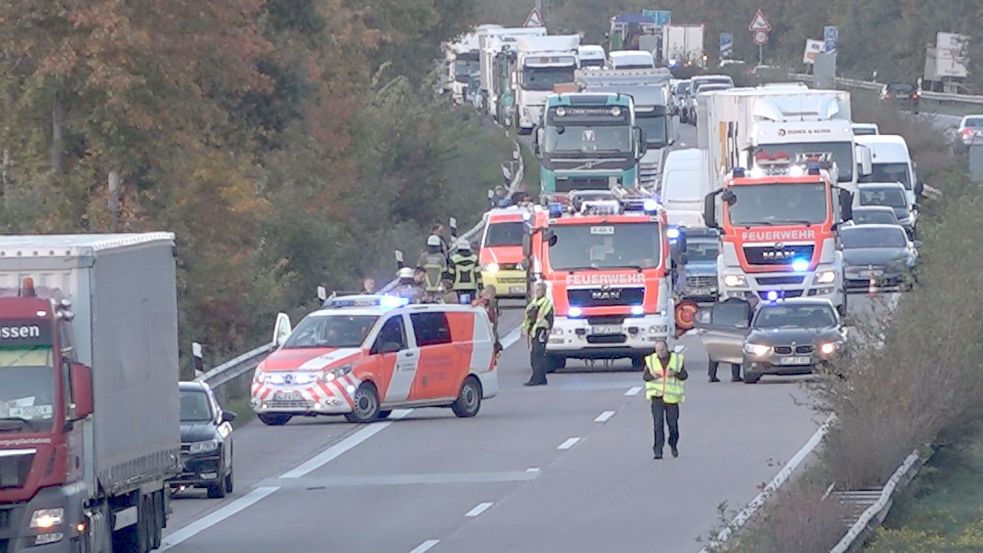 Die Polizei sperrte die A29 in Richtung Ahlhorn nach dem Unfall ab. Foto: NWM-TV
