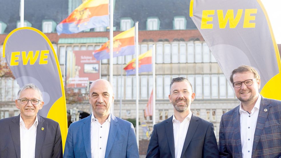 EWE-Vorstandschef Stefan Dohler (2. von links) stellte mit Tim Meyerjürgens (Tennet, 3. von links), dem Auricher Landrat Olaf Meinen (links) und dem Emder Oberbürgermeister Tim Kruithoff (rechts) die Pläne für das Wasserstoff-Werk vor.Foto: Stadt Emden/Tobias Bruns