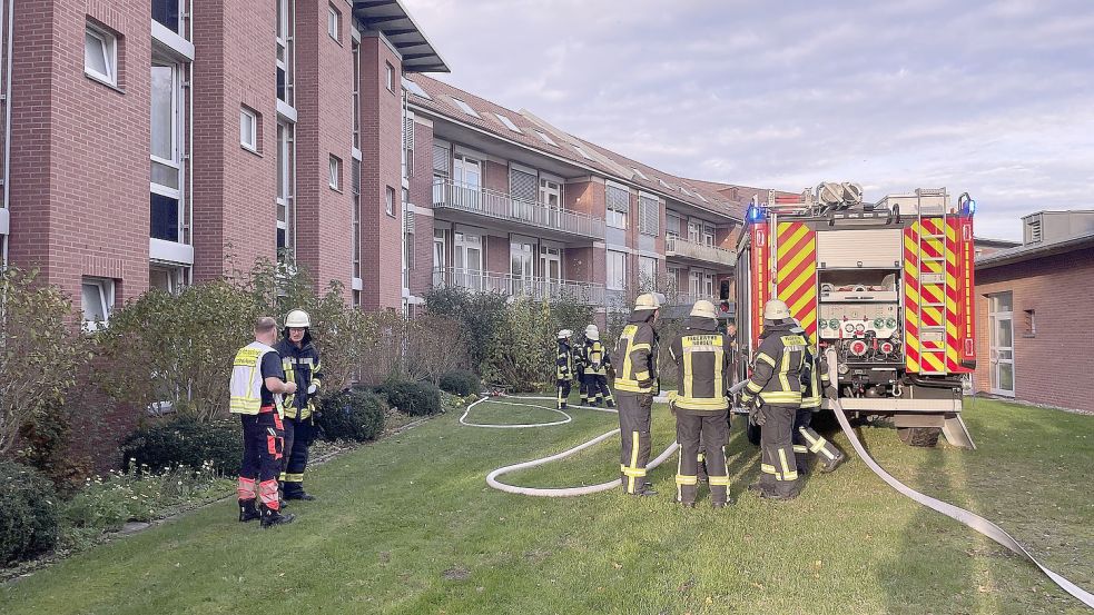 Im Norder Krankenhaus stand ein Patientenzimmer in Brand. 92 Feuerwehrleute waren im Einsatz. Foto: Feuerwehr Norden