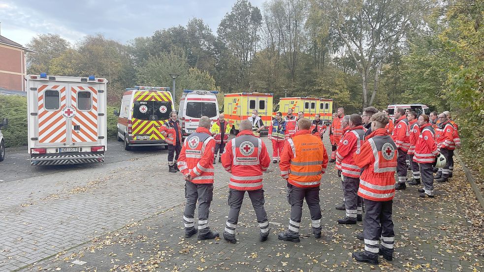 Der Rettungsdienstwar mit 30 Wagen und 60 Einsatzkräften vor Ort, um bei Bedarf Patienten aufnehmen und versorgen zu können. Foto: Feuerwehr Norden