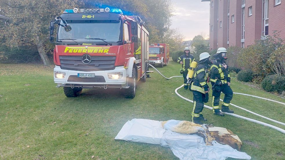 Mehrere Zimmer waren verraucht. Diese Matratze hatte offenbar Kontakt zu dem Brand. Foto: Feuerwehr Norden